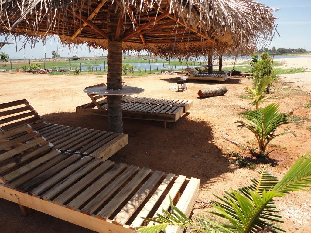 ארוגם Yoho Hotel Arugambay Beach Inn מראה חיצוני תמונה